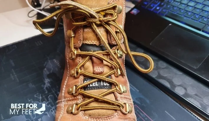 showing how the heel lock lacing method looks like.