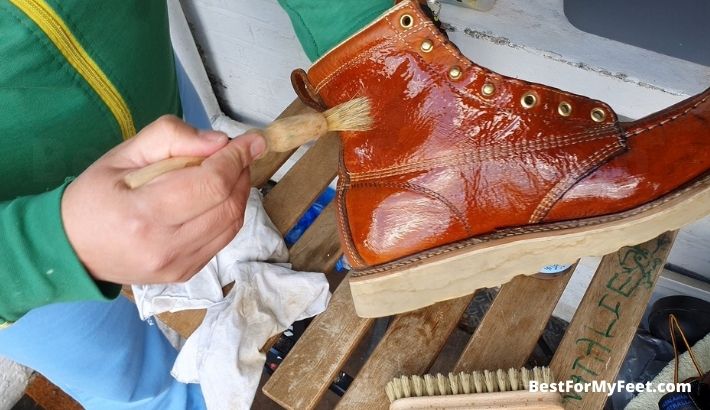 the best way to apply boot oil is by using a small paintbrush and for mink oil is to use a rag.